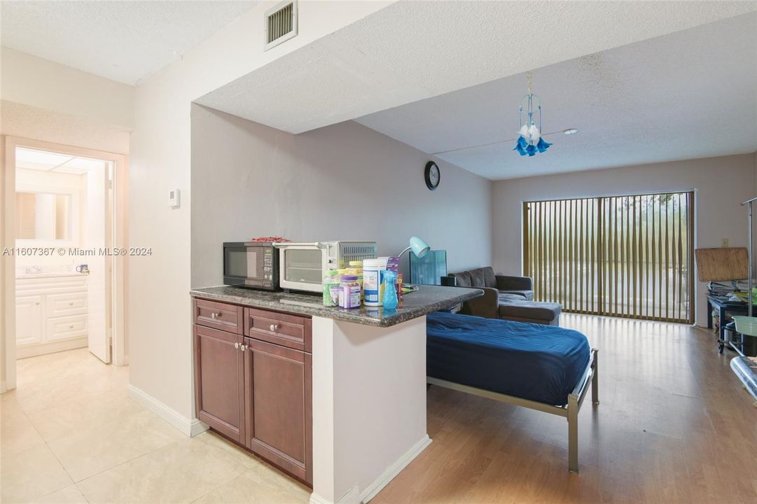 For Sale: $235,000 (2 beds, 2 baths, 936 Square Feet)