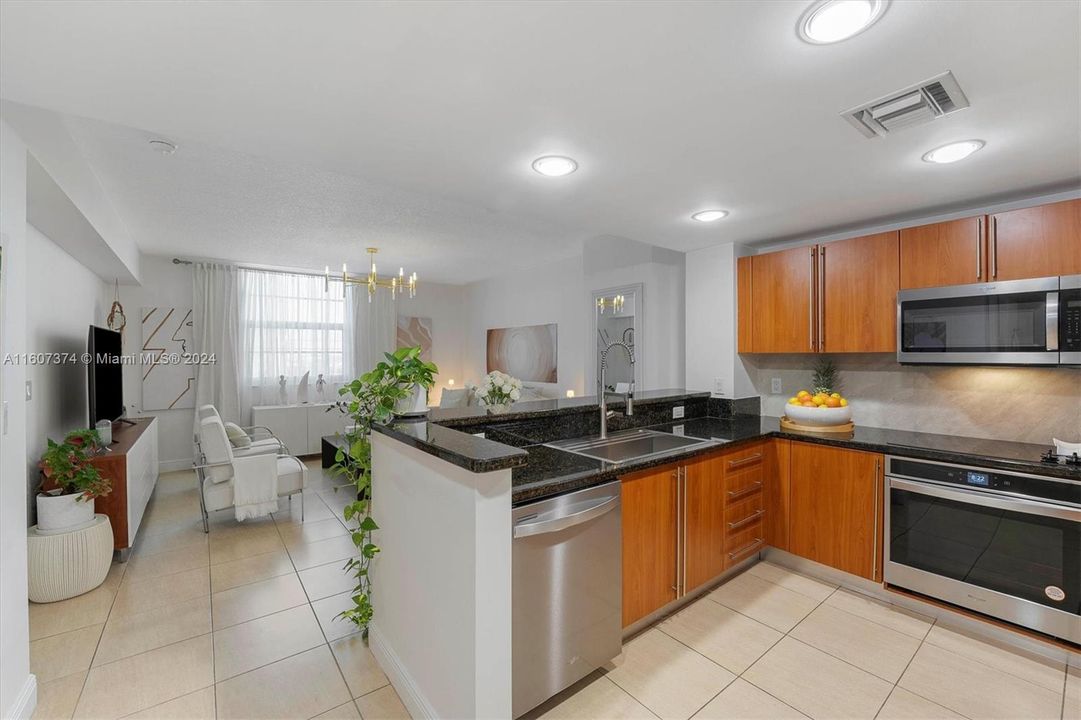 For Sale: $379,000 (1 beds, 1 baths, 884 Square Feet)