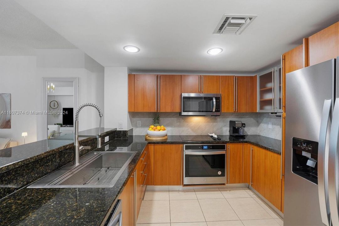 For Sale: $379,000 (1 beds, 1 baths, 884 Square Feet)