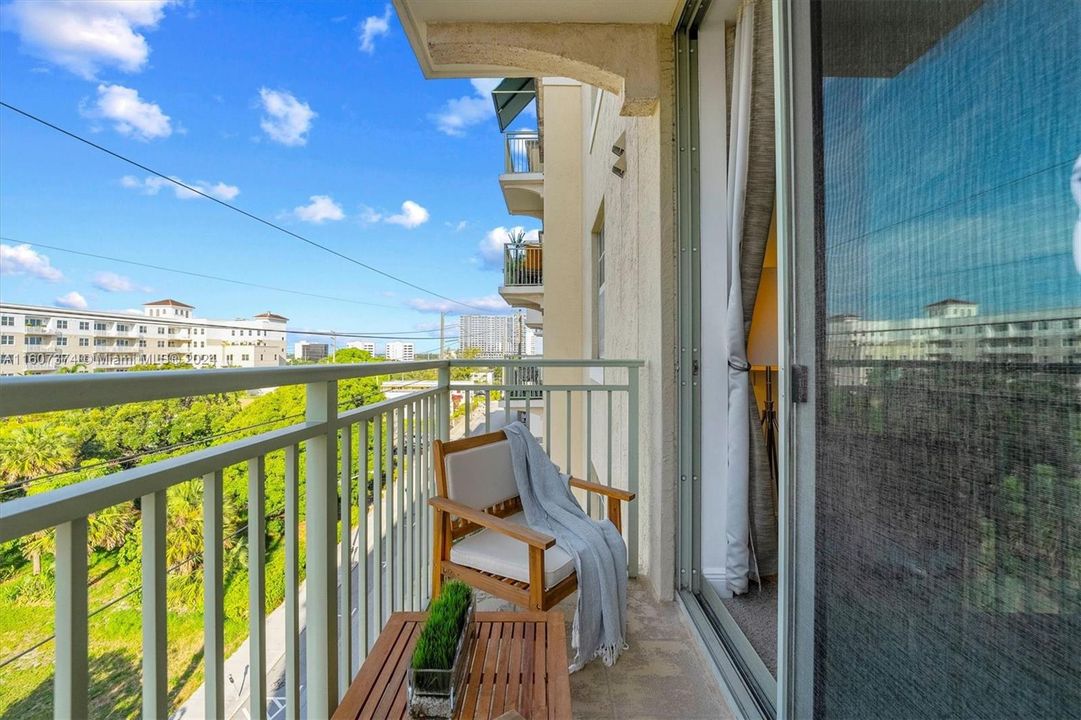 For Sale: $379,000 (1 beds, 1 baths, 884 Square Feet)