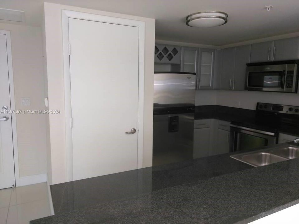 For Rent: $3,150 (1 beds, 2 baths, 1144 Square Feet)