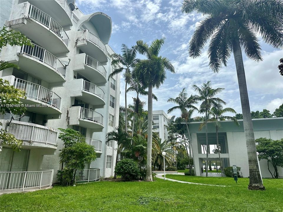 Active With Contract: $199,000 (2 beds, 2 baths, 1175 Square Feet)