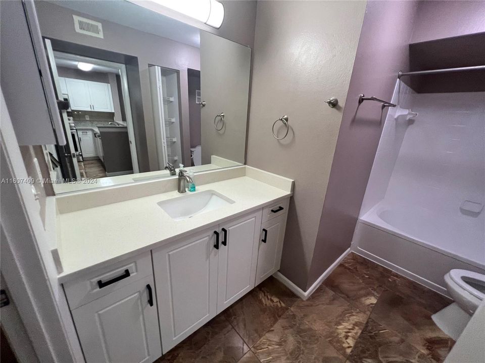 For Sale: $250,000 (2 beds, 2 baths, 906 Square Feet)