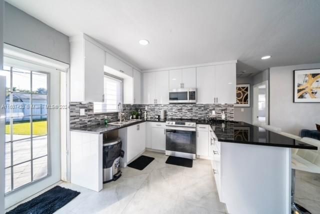 For Sale: $489,000 (3 beds, 2 baths, 990 Square Feet)