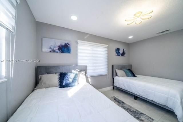 For Sale: $489,000 (3 beds, 2 baths, 990 Square Feet)