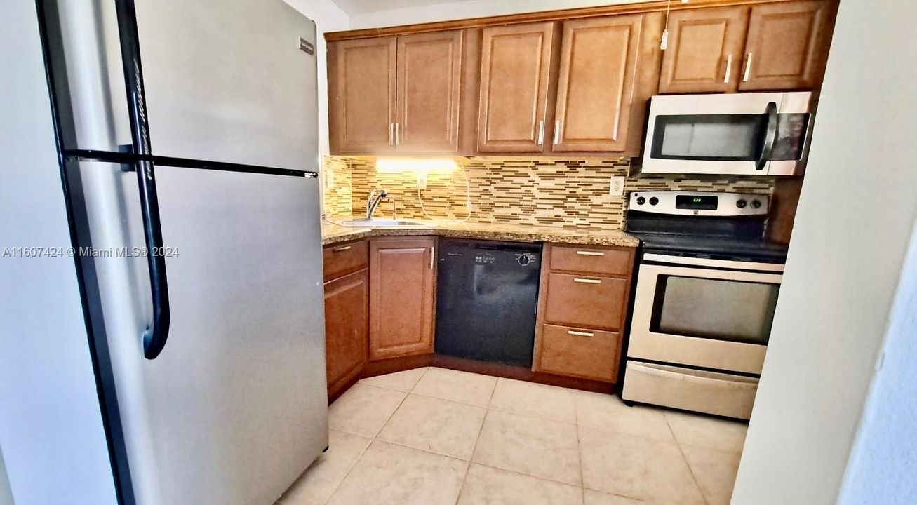 For Sale: $155,000 (1 beds, 2 baths, 900 Square Feet)