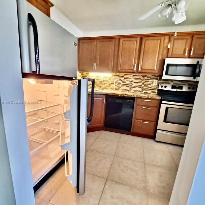 For Sale: $155,000 (1 beds, 2 baths, 900 Square Feet)