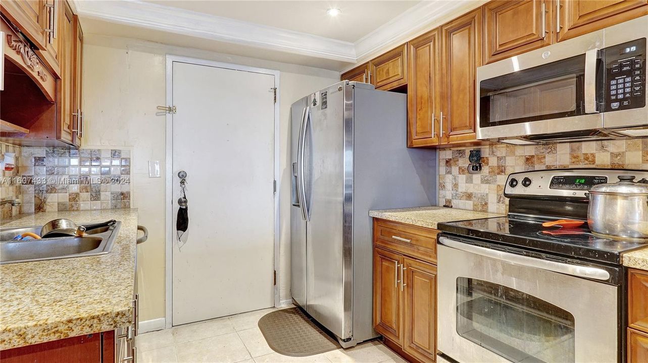 For Sale: $300,000 (2 beds, 2 baths, 1470 Square Feet)