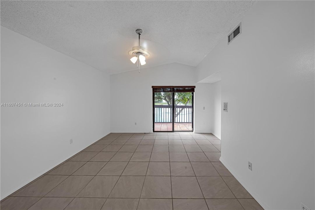 For Rent: $2,800 (2 beds, 2 baths, 1370 Square Feet)