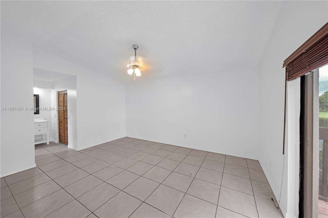 For Rent: $2,800 (2 beds, 2 baths, 1370 Square Feet)