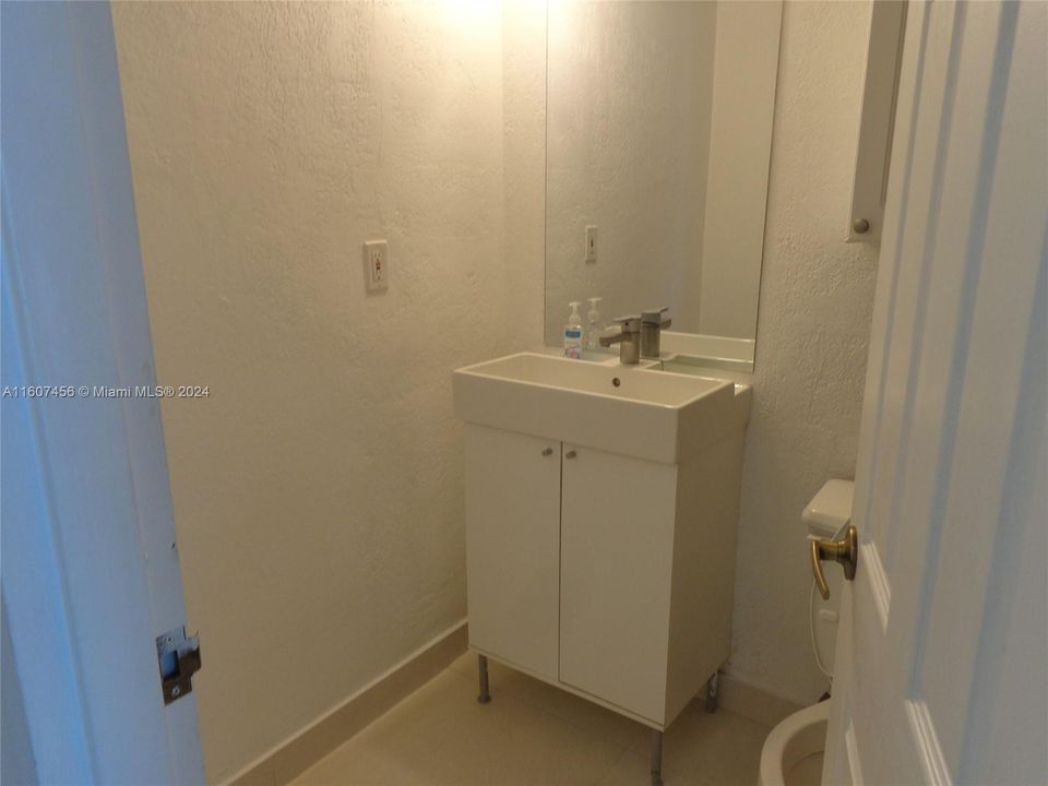 For Rent: $2,300 (0 beds, 1 baths, 590 Square Feet)