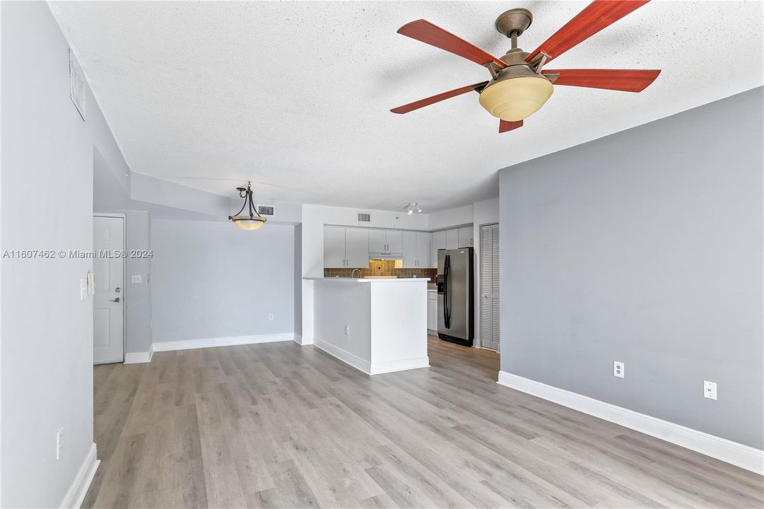 Active With Contract: $2,250 (2 beds, 2 baths, 967 Square Feet)