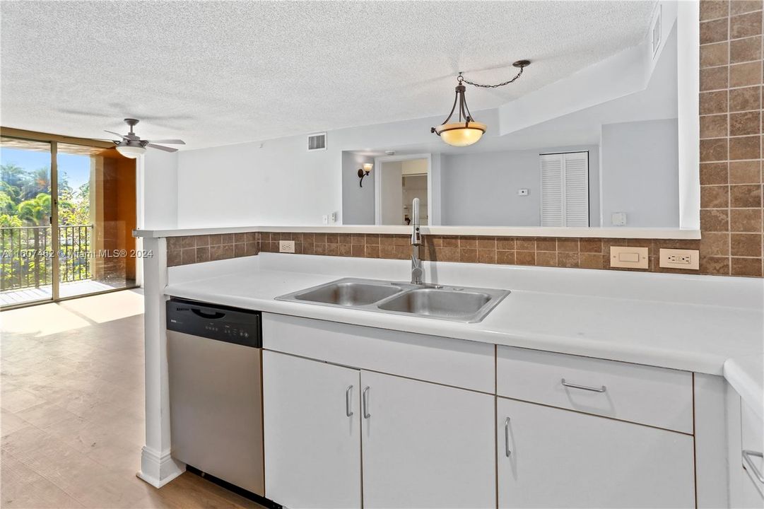 Active With Contract: $2,250 (2 beds, 2 baths, 967 Square Feet)