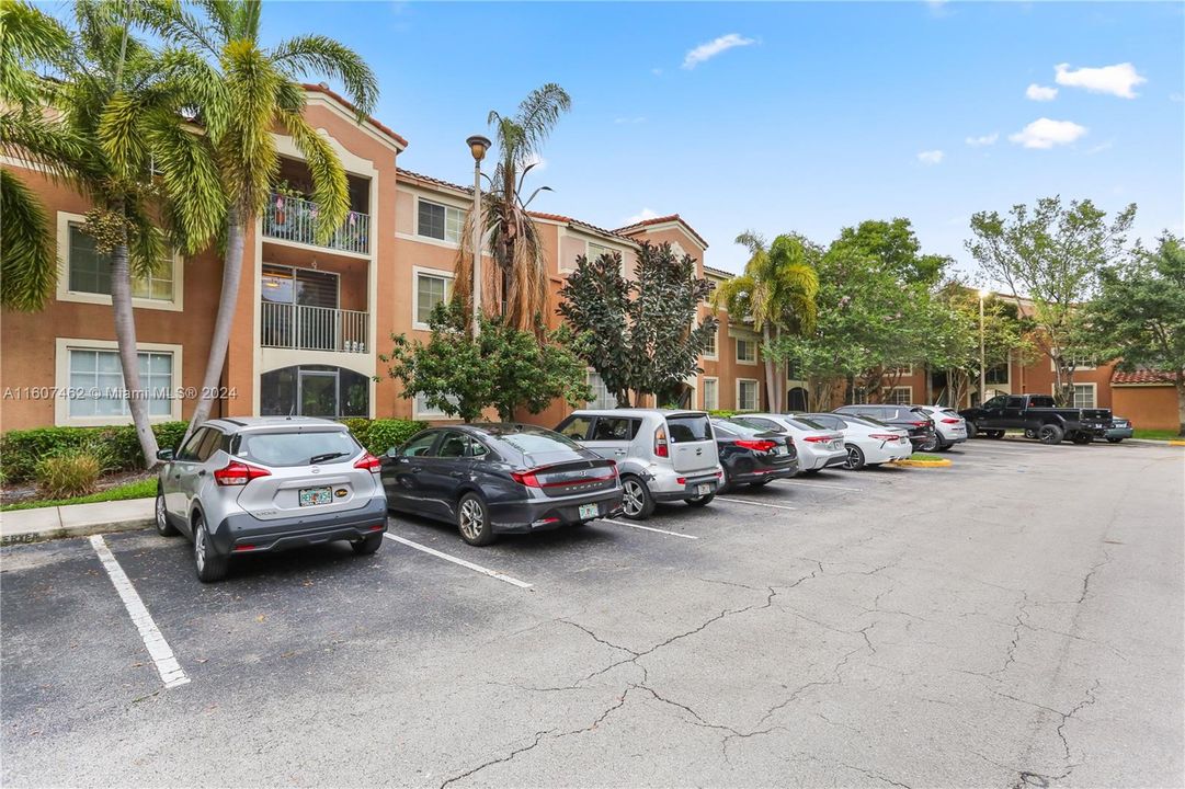 Active With Contract: $2,250 (2 beds, 2 baths, 967 Square Feet)