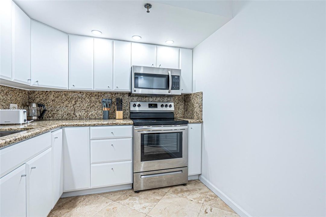For Rent: $3,000 (2 beds, 2 baths, 1038 Square Feet)