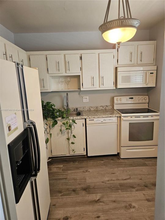 For Sale: $139,000 (2 beds, 2 baths, 990 Square Feet)