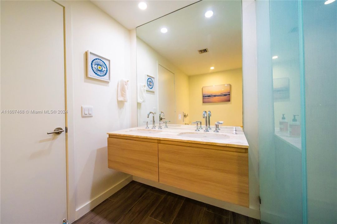 For Sale: $759,000 (1 beds, 2 baths, 944 Square Feet)