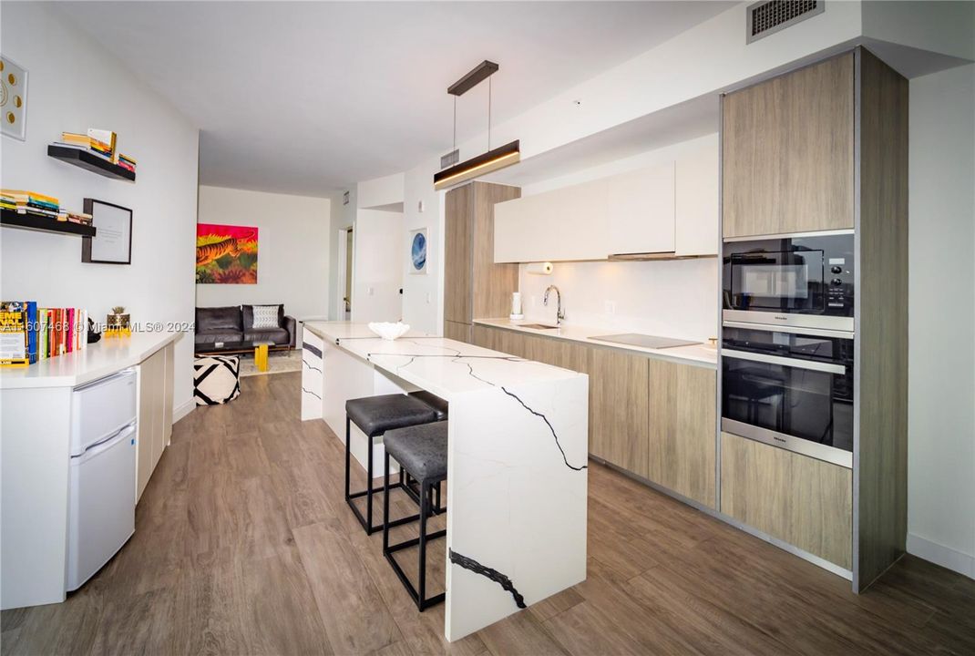 For Sale: $759,000 (1 beds, 2 baths, 944 Square Feet)