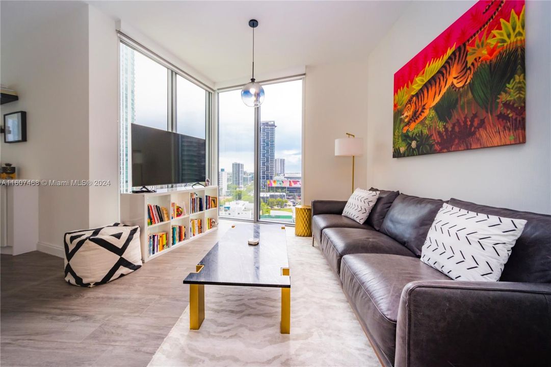 For Sale: $759,000 (1 beds, 2 baths, 944 Square Feet)