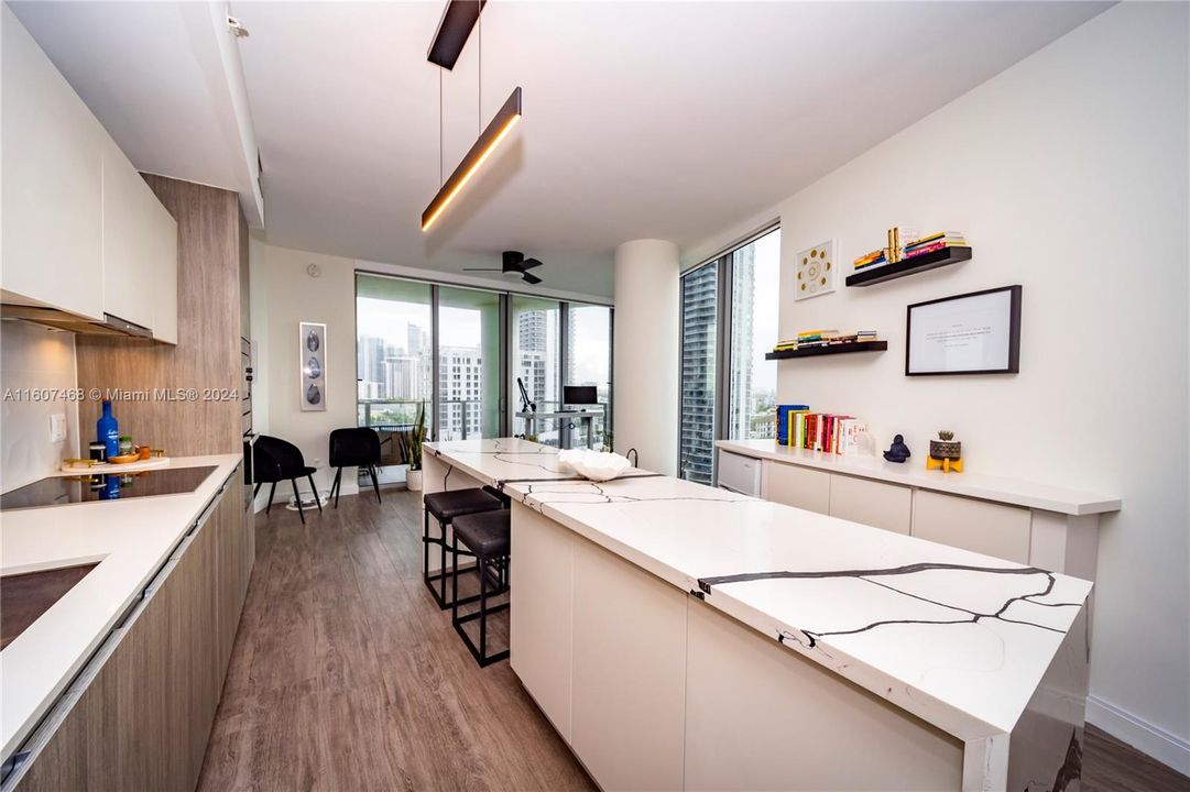 For Sale: $759,000 (1 beds, 2 baths, 944 Square Feet)