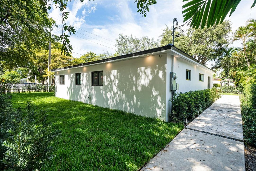 For Sale: $1,795,000 (3 beds, 3 baths, 2002 Square Feet)