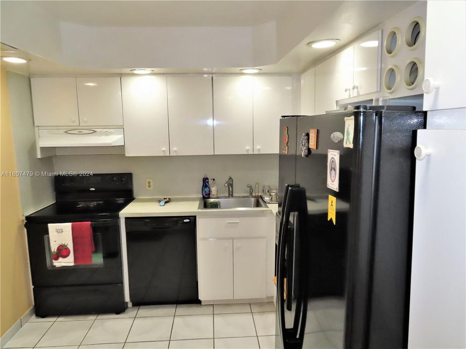 For Sale: $470,000 (1 beds, 2 baths, 824 Square Feet)