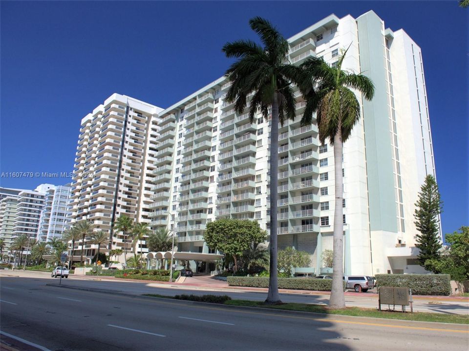 For Sale: $470,000 (1 beds, 2 baths, 824 Square Feet)