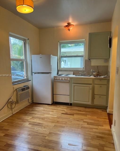 Active With Contract: $1,200 (1 beds, 1 baths, 390 Square Feet)