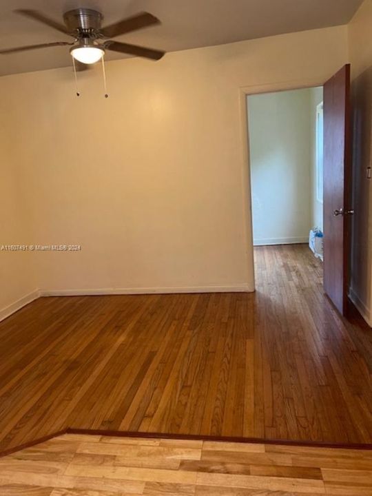 Active With Contract: $1,200 (1 beds, 1 baths, 390 Square Feet)