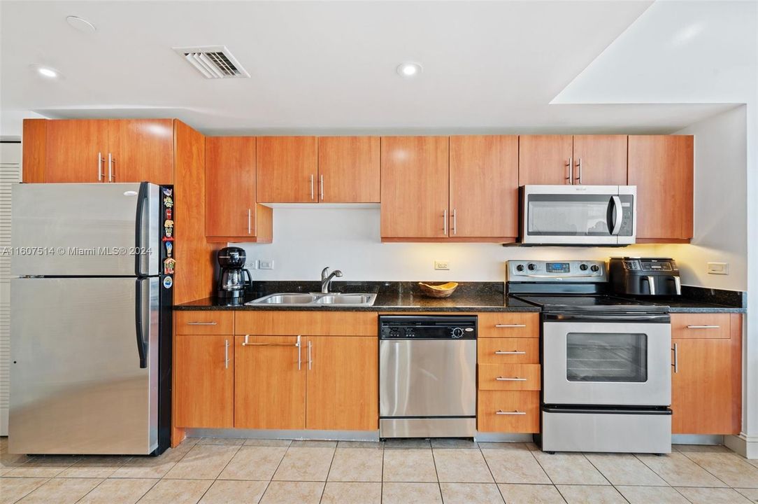 For Sale: $375,000 (2 beds, 1 baths, 855 Square Feet)