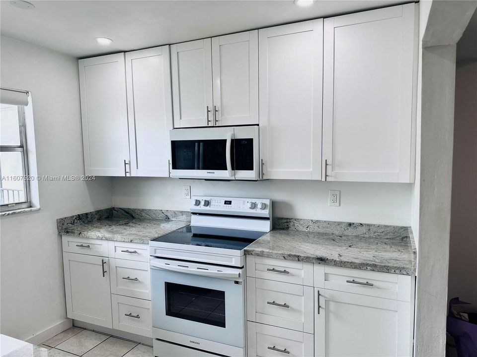 For Rent: $2,500 (2 beds, 2 baths, 877 Square Feet)