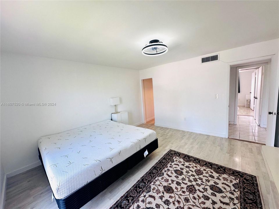 For Rent: $2,500 (2 beds, 2 baths, 877 Square Feet)