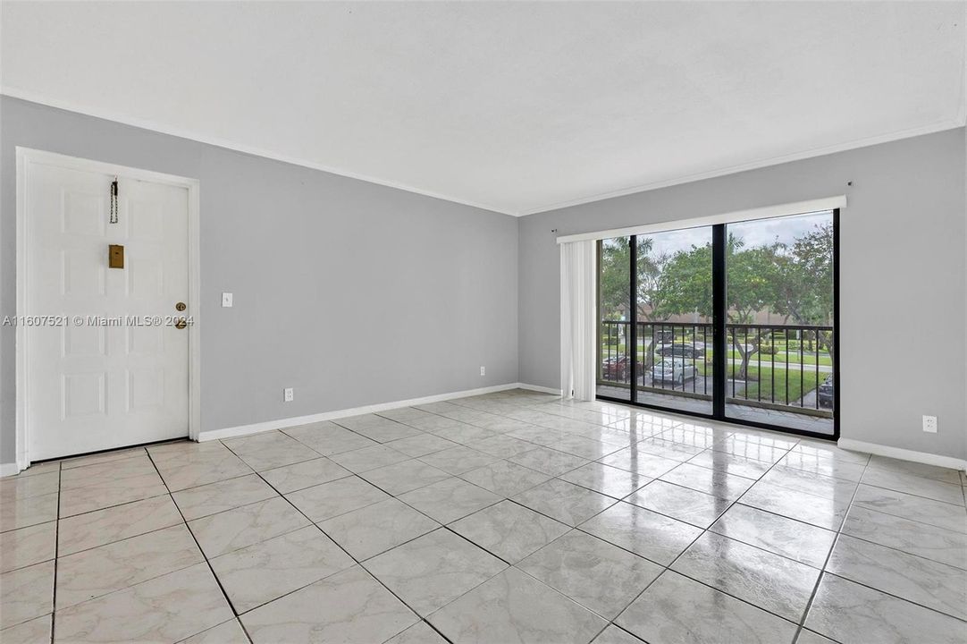 For Sale: $215,000 (2 beds, 2 baths, 1068 Square Feet)