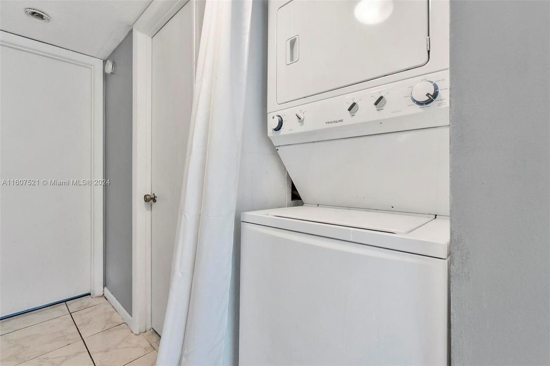 For Sale: $215,000 (2 beds, 2 baths, 1068 Square Feet)