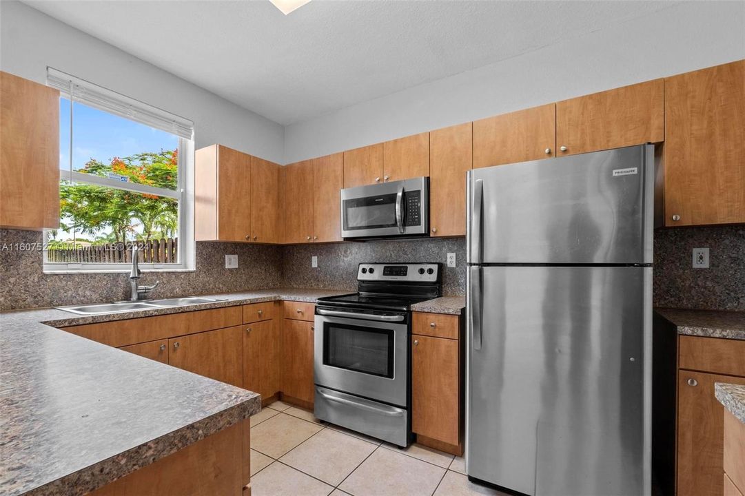 For Rent: $3,500 (3 beds, 2 baths, 1657 Square Feet)