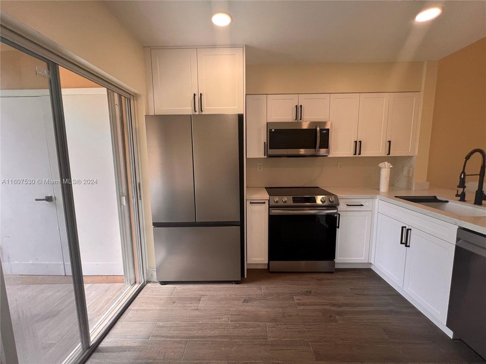 For Rent: $2,750 (2 beds, 1 baths, 909 Square Feet)