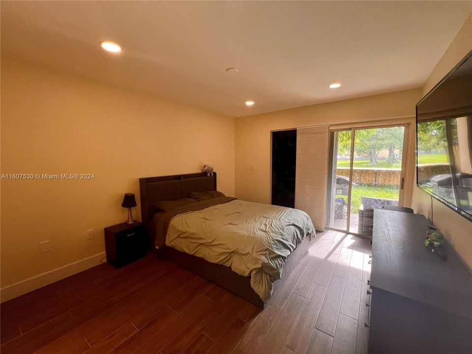 For Rent: $2,750 (2 beds, 1 baths, 909 Square Feet)