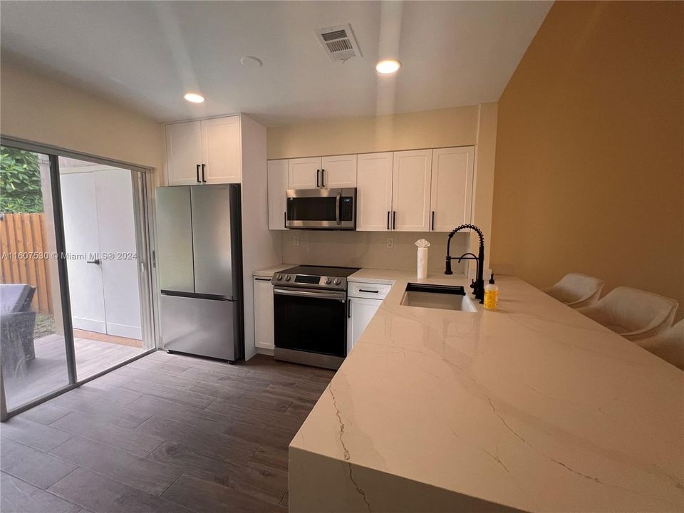 For Rent: $2,750 (2 beds, 1 baths, 909 Square Feet)