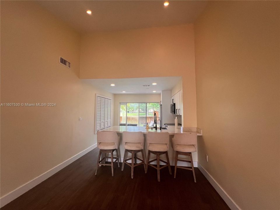 For Rent: $2,750 (2 beds, 1 baths, 909 Square Feet)