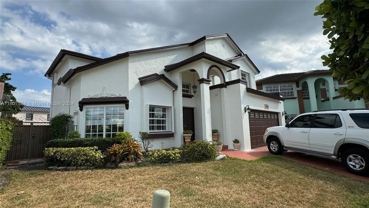 For Sale: $800,000 (3 beds, 2 baths, 1939 Square Feet)