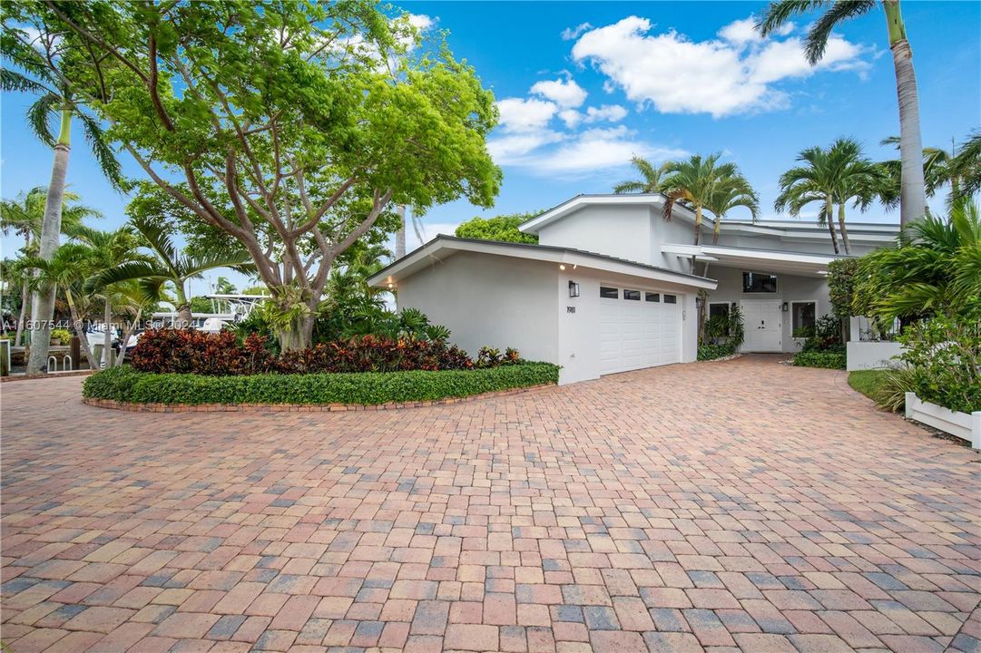 Recently Sold: $3,849,000 (3 beds, 3 baths, 3257 Square Feet)