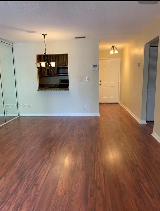 Active With Contract: $1,550 (2 beds, 1 baths, 825 Square Feet)