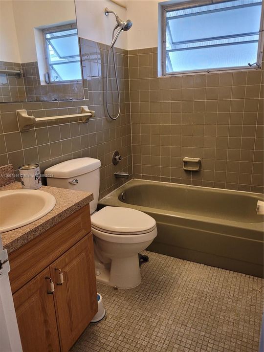 For Rent: $1,900 (2 beds, 1 baths, 1061 Square Feet)