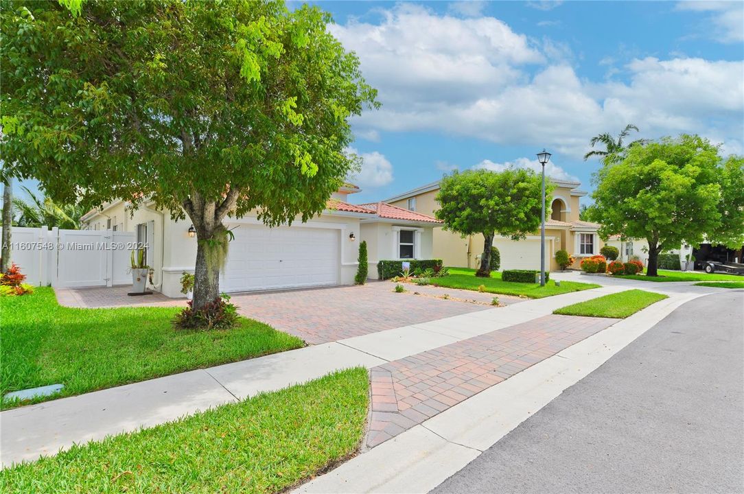 Active With Contract: $785,000 (4 beds, 3 baths, 2075 Square Feet)