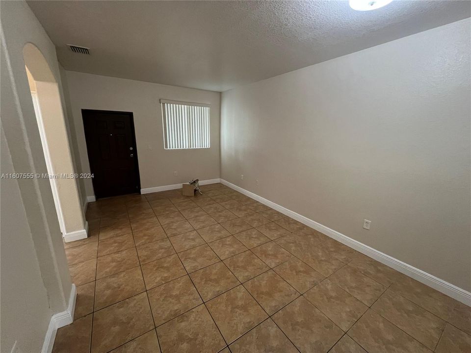 For Rent: $2,100 (3 beds, 2 baths, 1060 Square Feet)