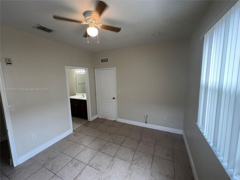 Active With Contract: $1,950 (3 beds, 2 baths, 1060 Square Feet)