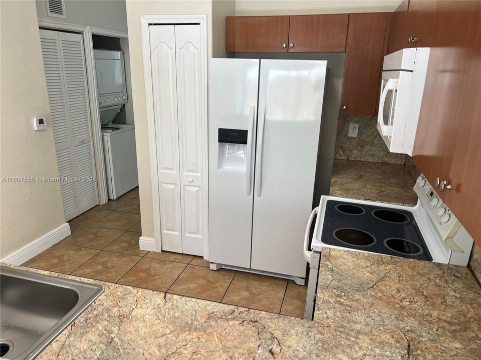 Active With Contract: $1,950 (3 beds, 2 baths, 1060 Square Feet)