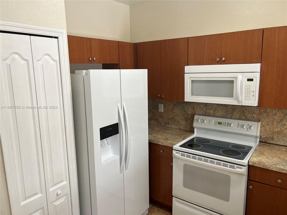 Active With Contract: $1,950 (3 beds, 2 baths, 1060 Square Feet)