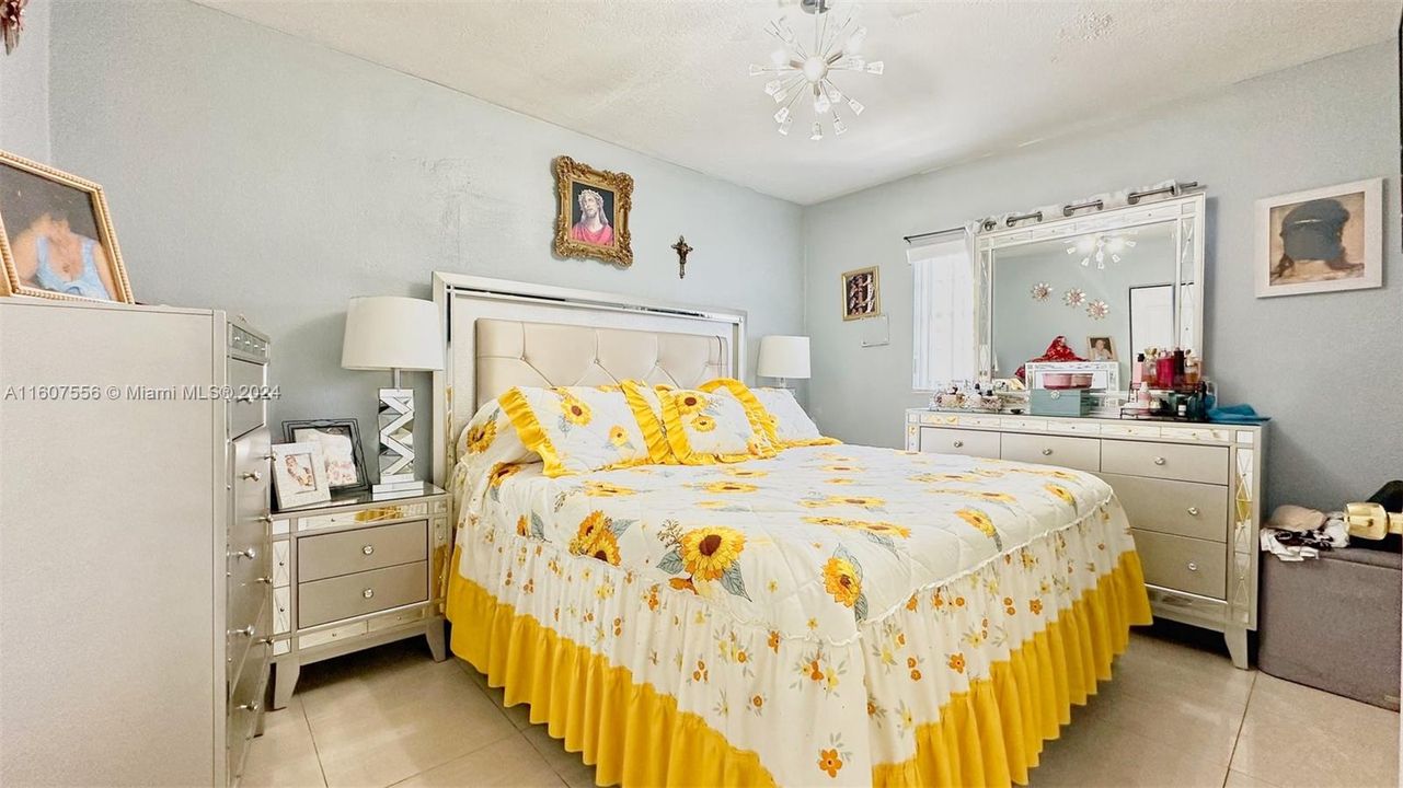 En Venta: $590,000 (4 camas, 2 baños, 1387 Pies cuadrados)