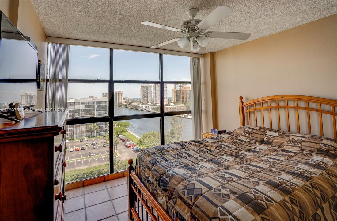 For Sale: $295,000 (2 beds, 2 baths, 1130 Square Feet)